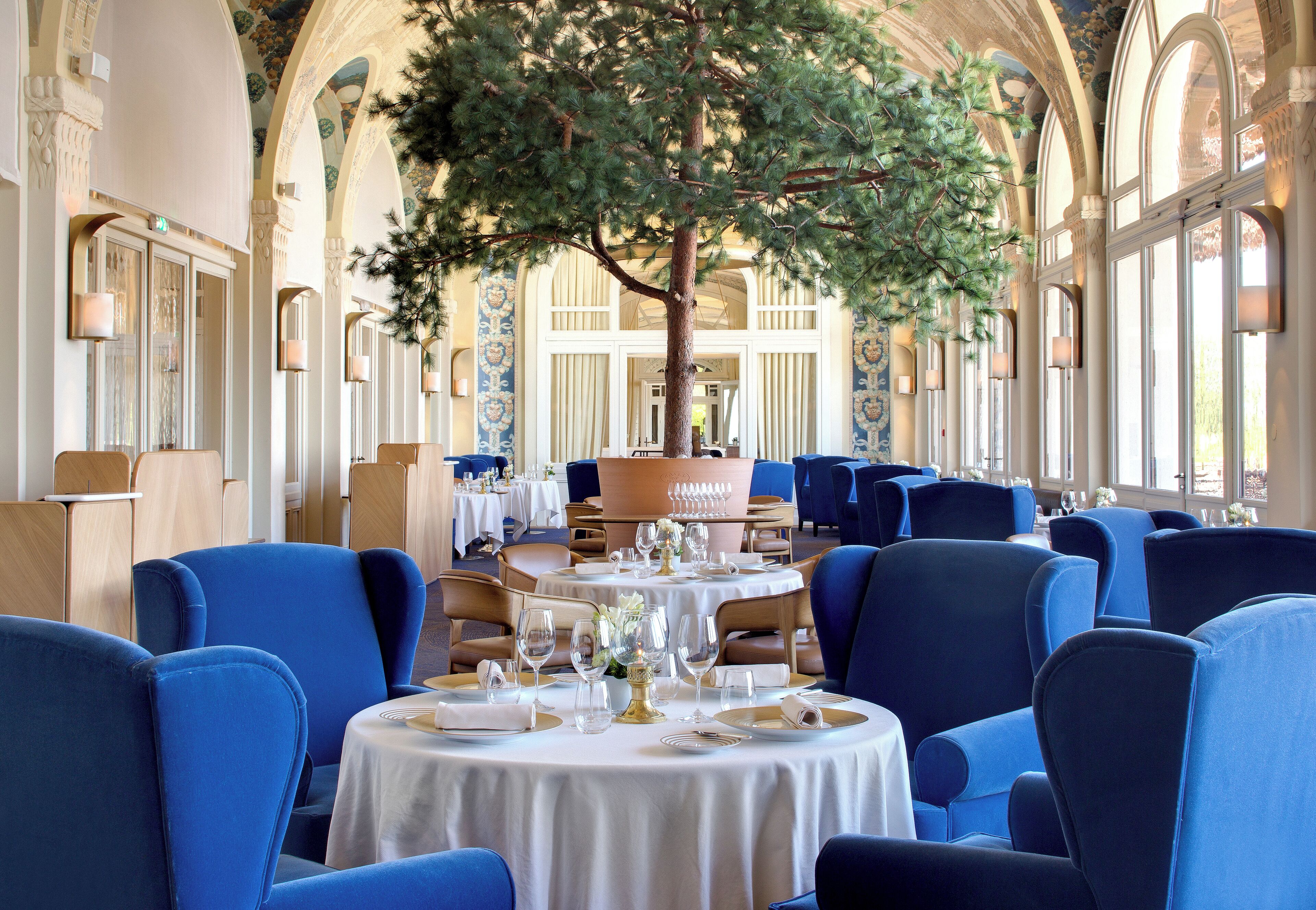 2 restaurants, lunch served