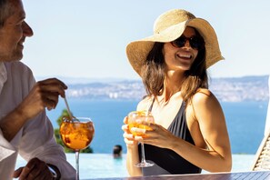 Outdoor pool, sun loungers - Hôtel Royal (Evian-les-Bains)