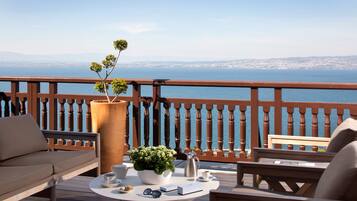 Suíte júnior, terraço, vista para o lago (6th Floor) | Roupas de cama premium, frigobar, cofres nos quartos, escrivaninha