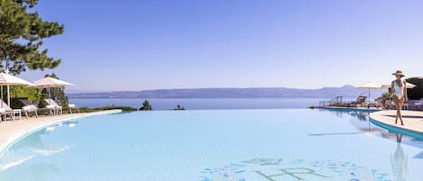 Utomhuspool och solstolar