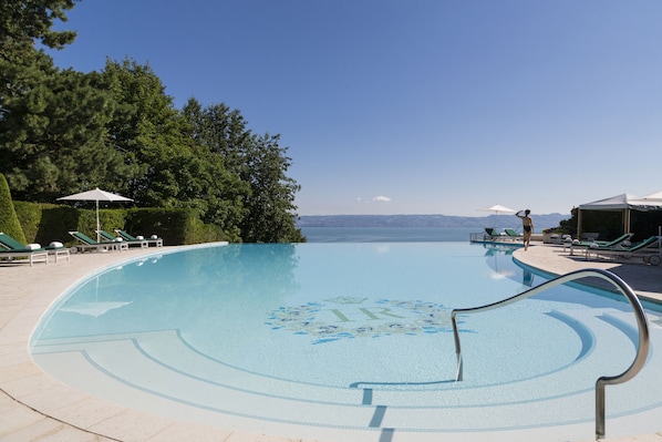 Outdoor pool, sun loungers