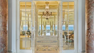 3 restaurants, serveren ontbijt, lunch, diner, Franse gerechten