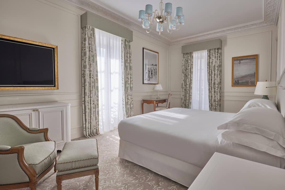 Deluxe Room, 1 King Bed (Classic Collection) | Frette Italian sheets, premium bedding, Select Comfort beds, minibar