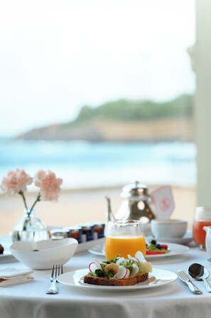 Daily full breakfast for a fee