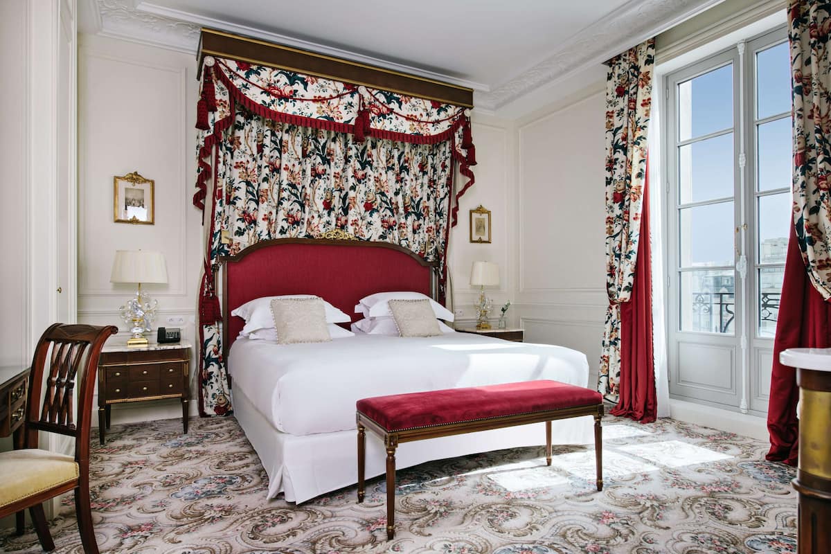 Frette Italian sheets, premium bedding, Select Comfort beds, minibar