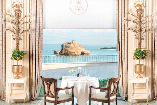 3 restaurants, breakfast, lunch, dinner served; French cuisine