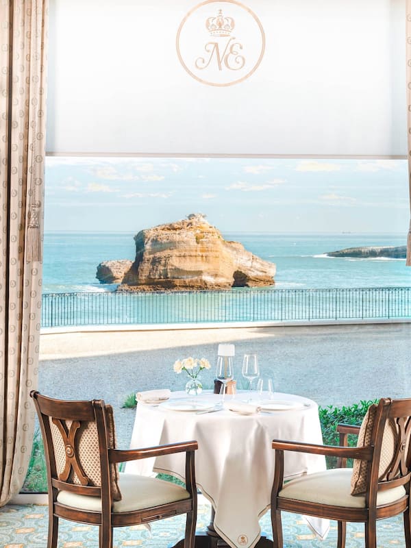 3 restaurants, breakfast, lunch, dinner served; French cuisine