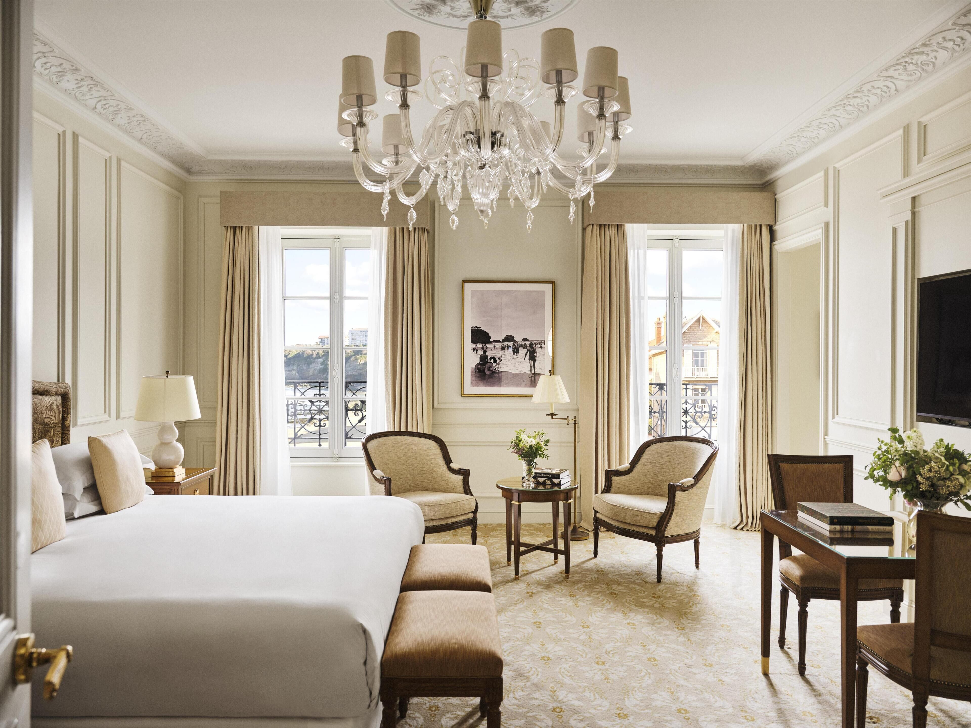 ห้องจูเนียร์สวีท, วิวชายหาด | ผ้าปูที่นอน Frette จากอิตาลี, เครื่องนอนระดับพรีเมียม