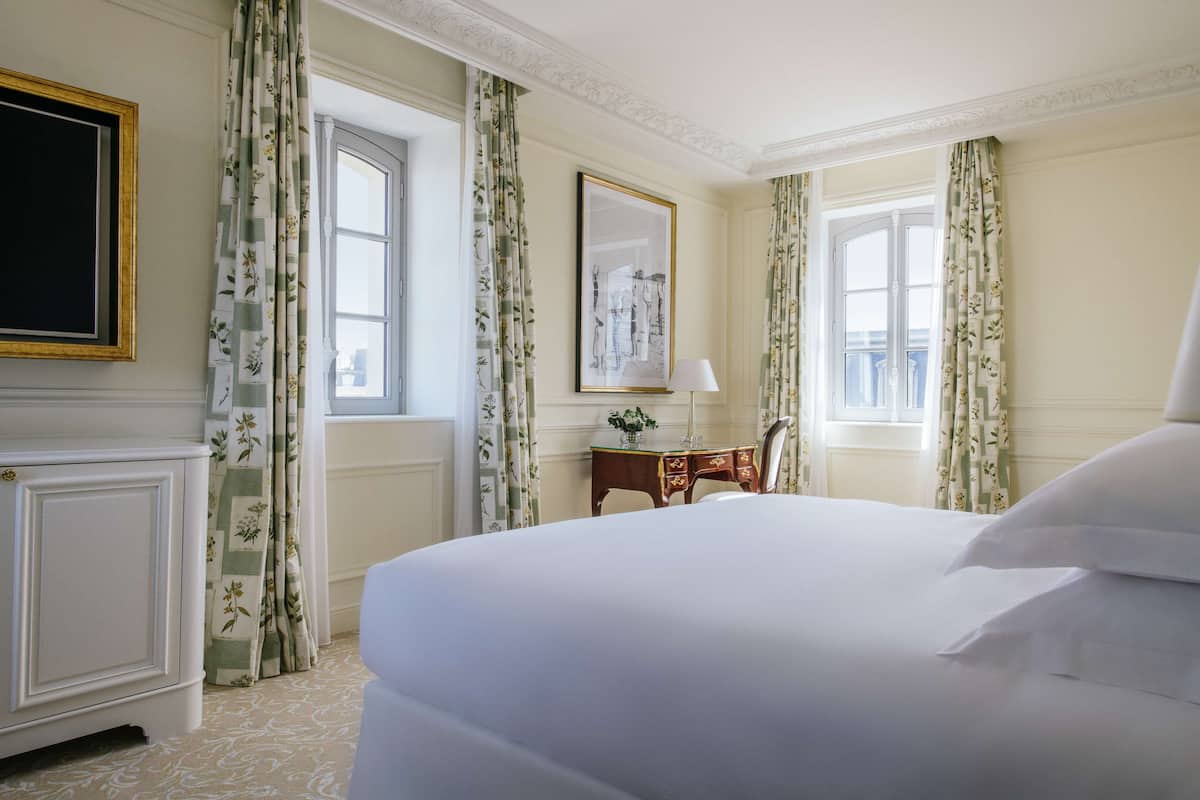 Frette Italian sheets, premium bedding, Select Comfort beds, minibar