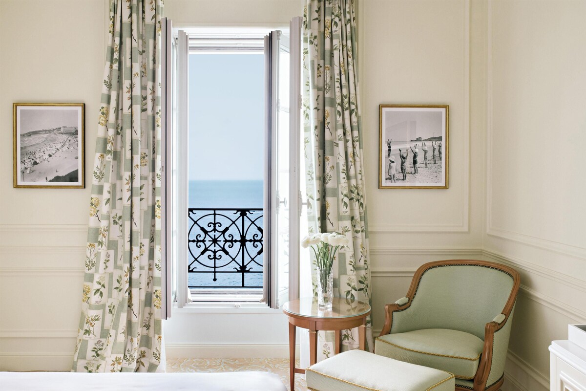 Frette Italian sheets, premium bedding, Select Comfort beds, minibar