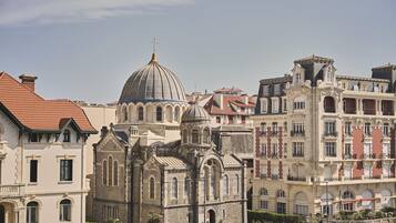 Un edificio storico caratterizzato da una cupola imponente, architettura classica e un tetto in tegole rosse.