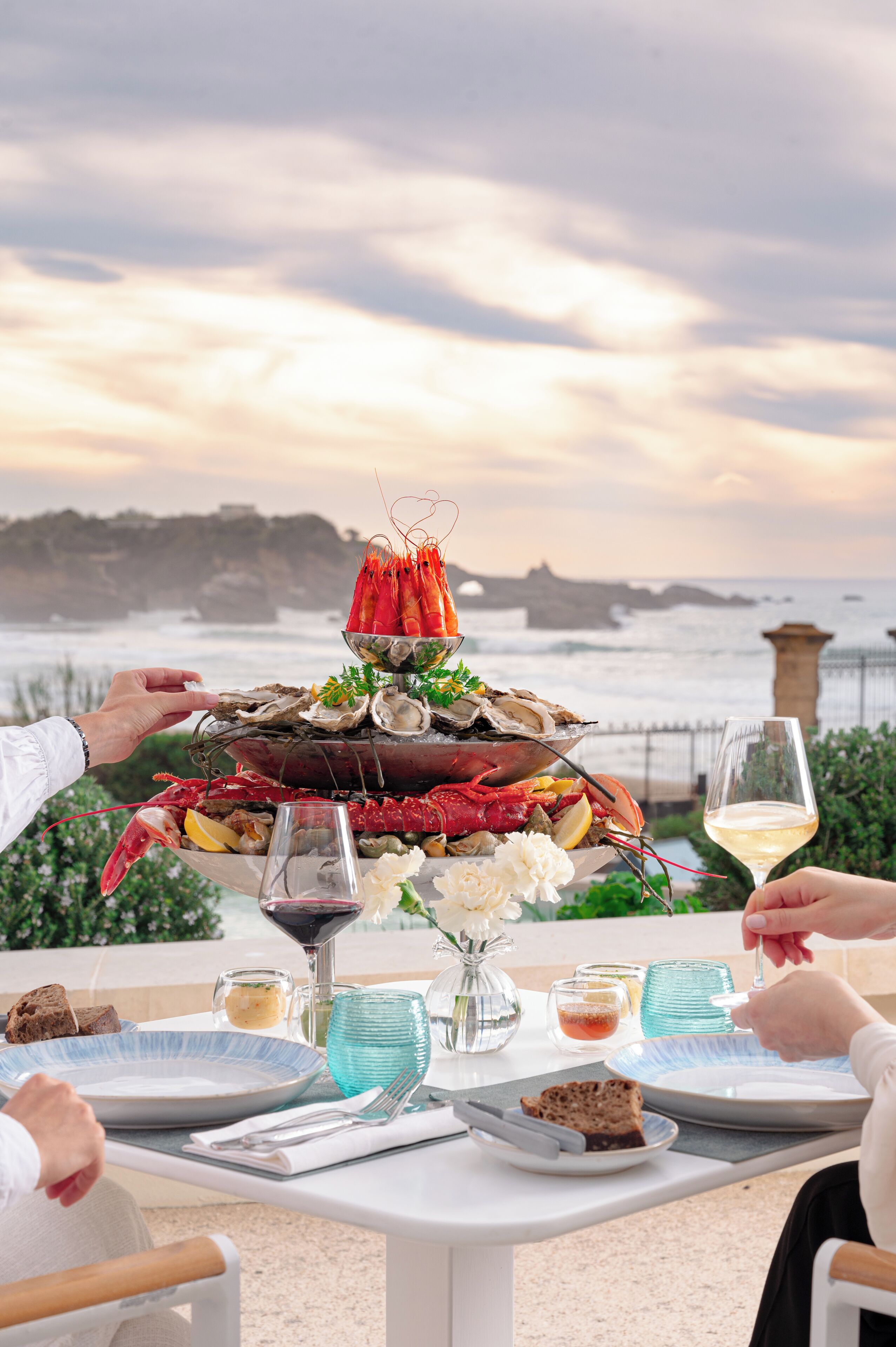 3 restaurants; breakfast, lunch, dinner, and brunch served