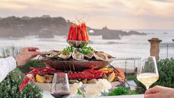 3 restaurants; breakfast, lunch, dinner, and brunch served