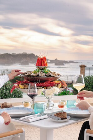 3 restaurants, breakfast, lunch, dinner served; French cuisine 