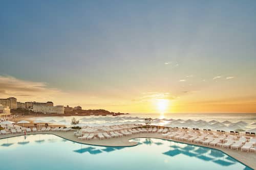 Piscine couverte, piscine extérieure, tentes de plage, parasols de plage