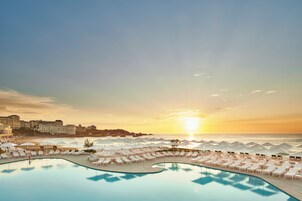 Una piscina techada, una piscina al aire libre