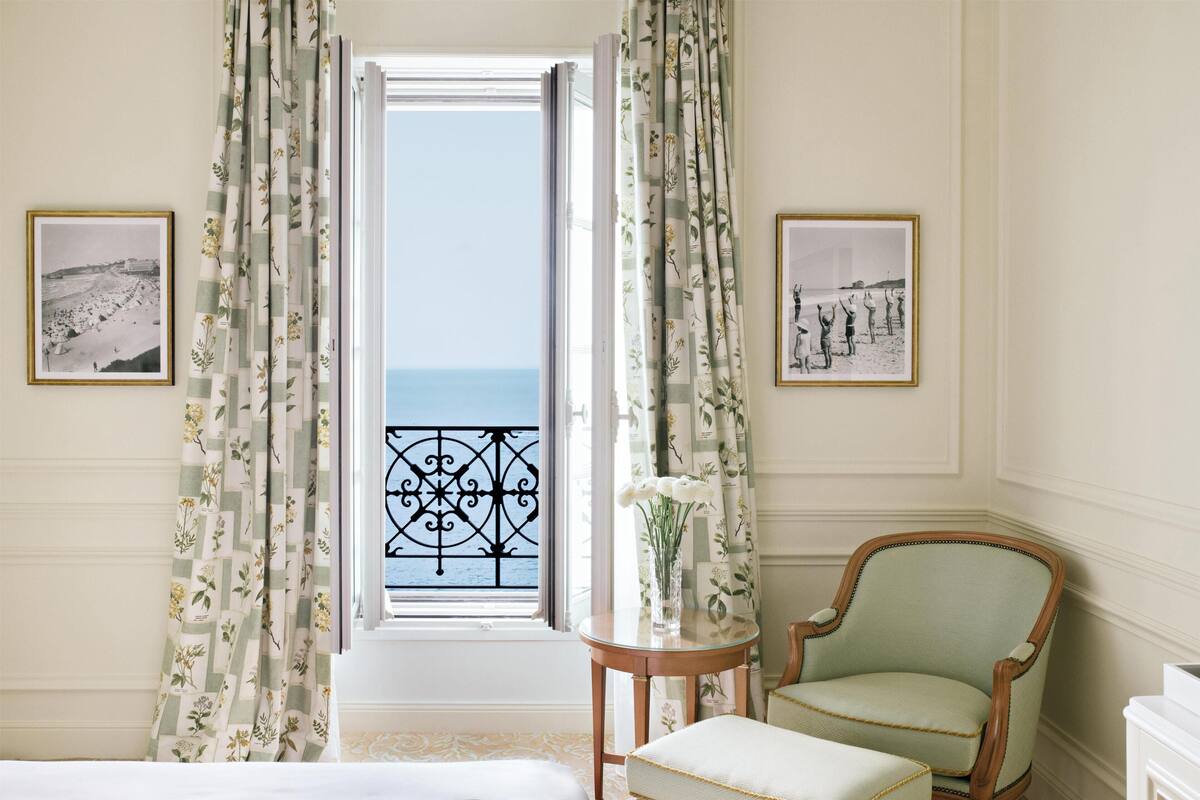 Frette Italian sheets, premium bedding, Select Comfort beds, minibar