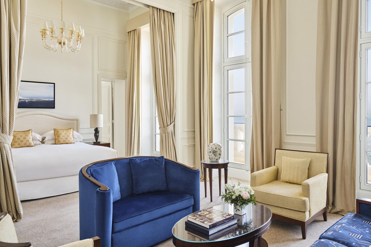 套房 (Ambassador Suite) | 義大利 Frette 床單、高級寢具、Select Comfort 床墊、迷你吧