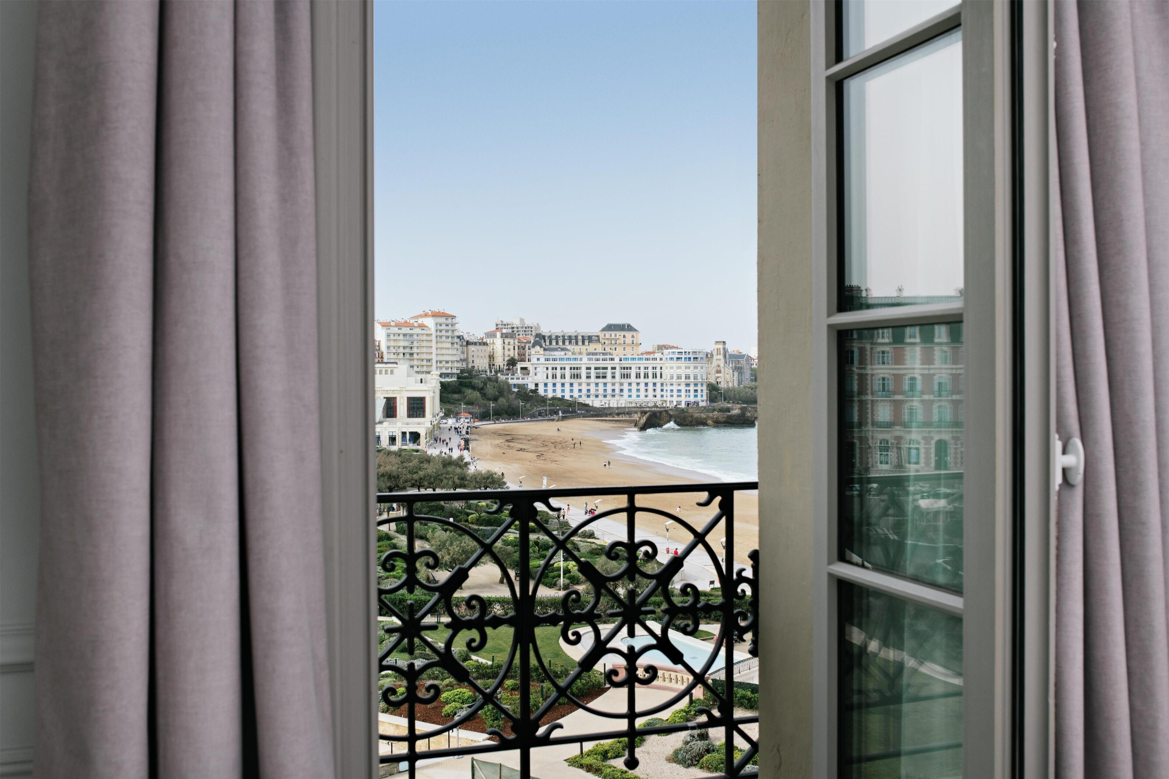 Frette Italian sheets, premium bedding, Select Comfort beds, minibar