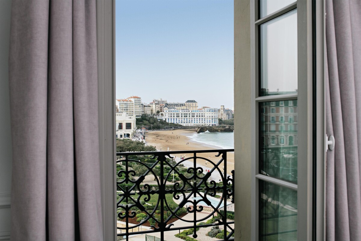 Frette Italian sheets, premium bedding, Select Comfort beds, minibar
