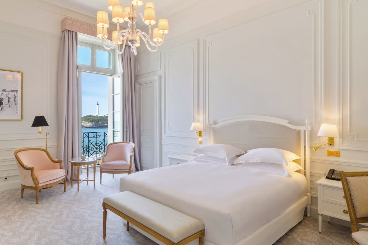 Classic Room, 1 King Bed, Beach View | Frette Italian sheets, premium bedding, Select Comfort beds, minibar