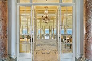 3 restaurants servant le petit déjeuner, spécialités Cuisine française