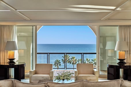 Frette Italian sheets, premium bedding, minibar, in-room safe