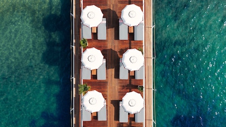 Private beach, sun loungers, beach umbrellas, beach towels. Hôtel Barrière Le Majestic Cannes