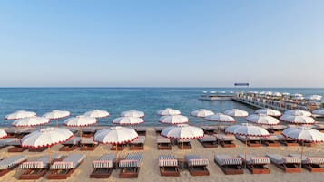 Playa privada, camastros, sombrillas y toallas de playa