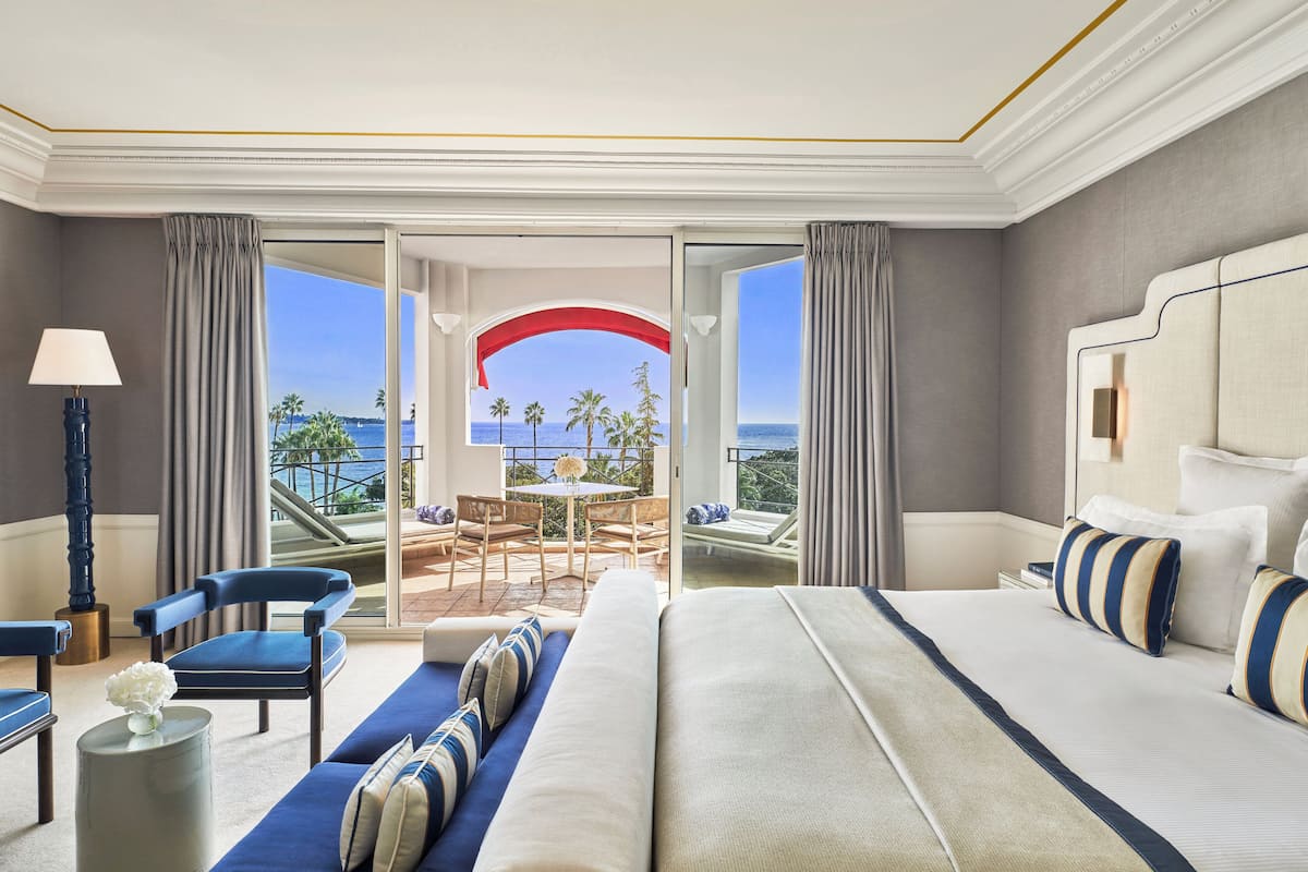 Frette Italian sheets, premium bedding, minibar, in-room safe
