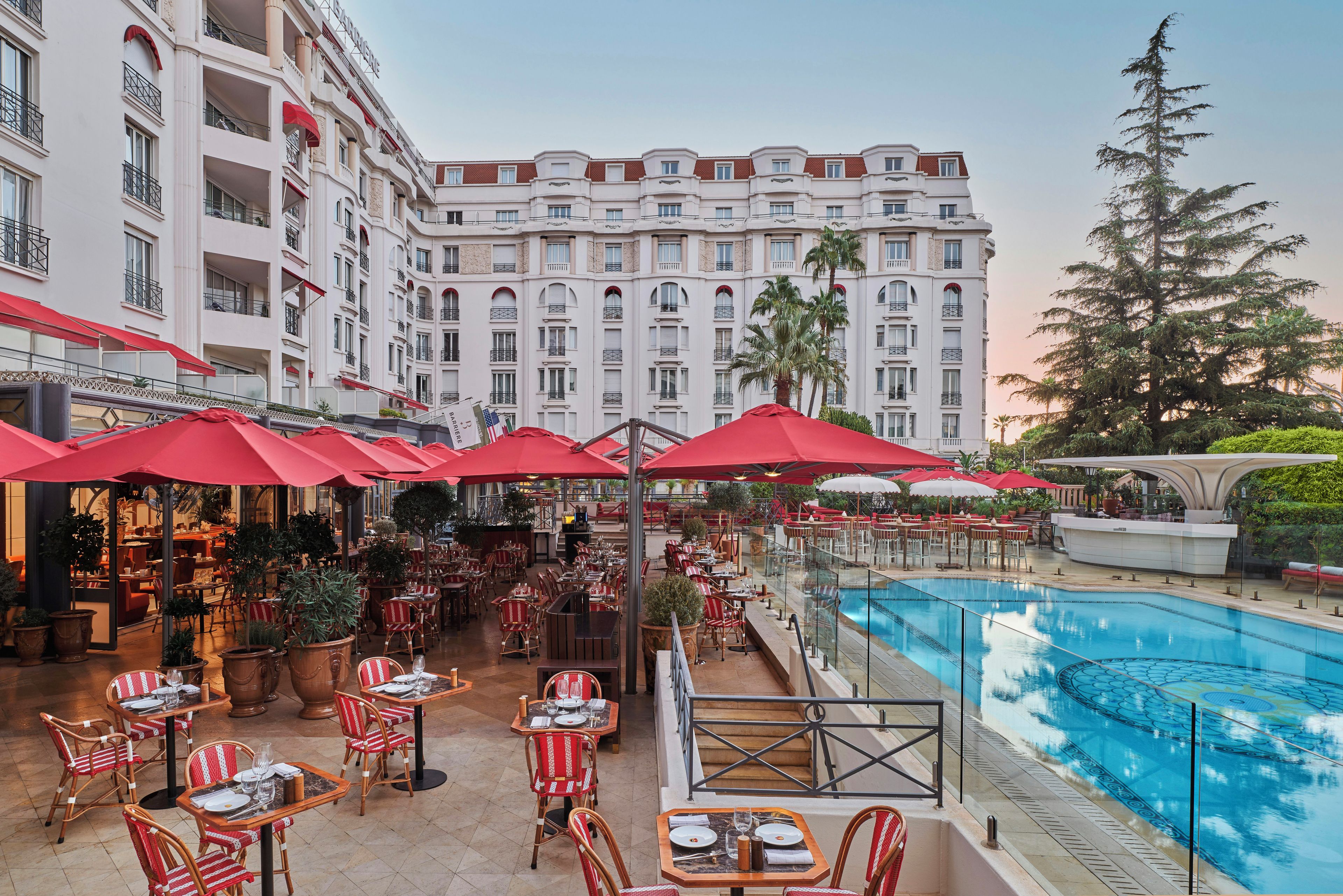 Un hôtel doté d'un espace de restauration en plein air et d'une piscine.