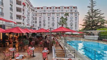 Un hôtel doté d'un espace de restauration en plein air et d'une piscine.