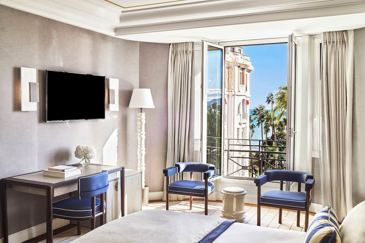 Frette Italian sheets, premium bedding, minibar, in-room safe
