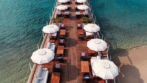 Private beach, sun loungers, beach umbrellas, beach towels - Hôtel Barrière Le Majestic Cannes (Cannes)