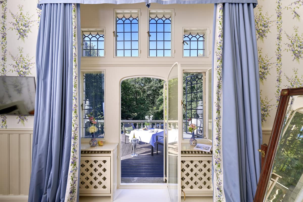 1 bedroom, premium bedding, free minibar, in-room safe