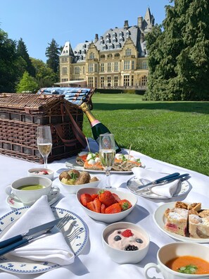 2 restaurantes, é servido café da manhã
