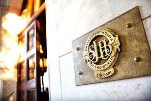 A brass plaque with the inscription "Small Luxury Hotels of the World" and a website address. - Schlosshotel Kronberg - Hotel Frankfurt (Kronberg)