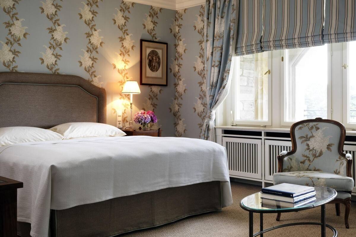 Ropa de cama de alta calidad y artículos del minibar gratis