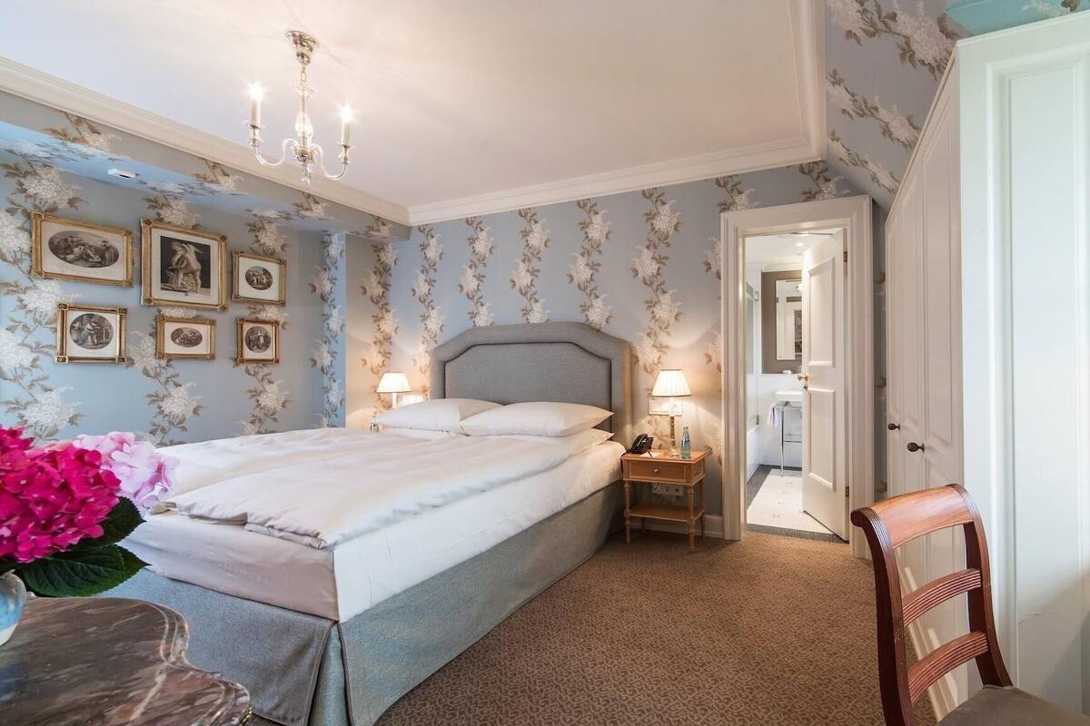 Ropa de cama de alta calidad y artículos del minibar gratis