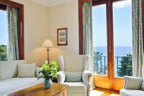 Suite, terras, uitzicht op zee | Luxe beddengoed, een minibar, een kluis op de kamer