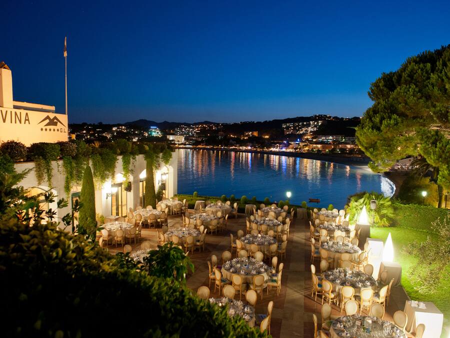 2 bars/lounges, poolside bar