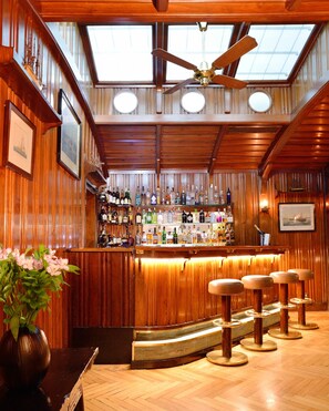 2 bars/lounges, poolside bar