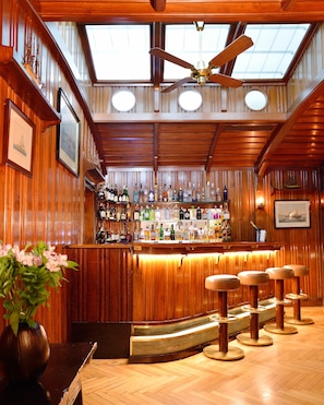 2 bars/lounges, poolside bar