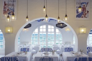2 restaurants, lunch served