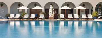 室内游泳池，季节性开放的室外游泳池，收费帐篷屋，池畔遮阳伞