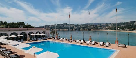 Piscine couverte, piscine extérieure (ouverte en saison)
