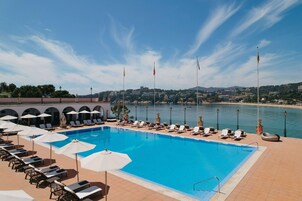 Una piscina techada, una piscina al aire libre de temporada