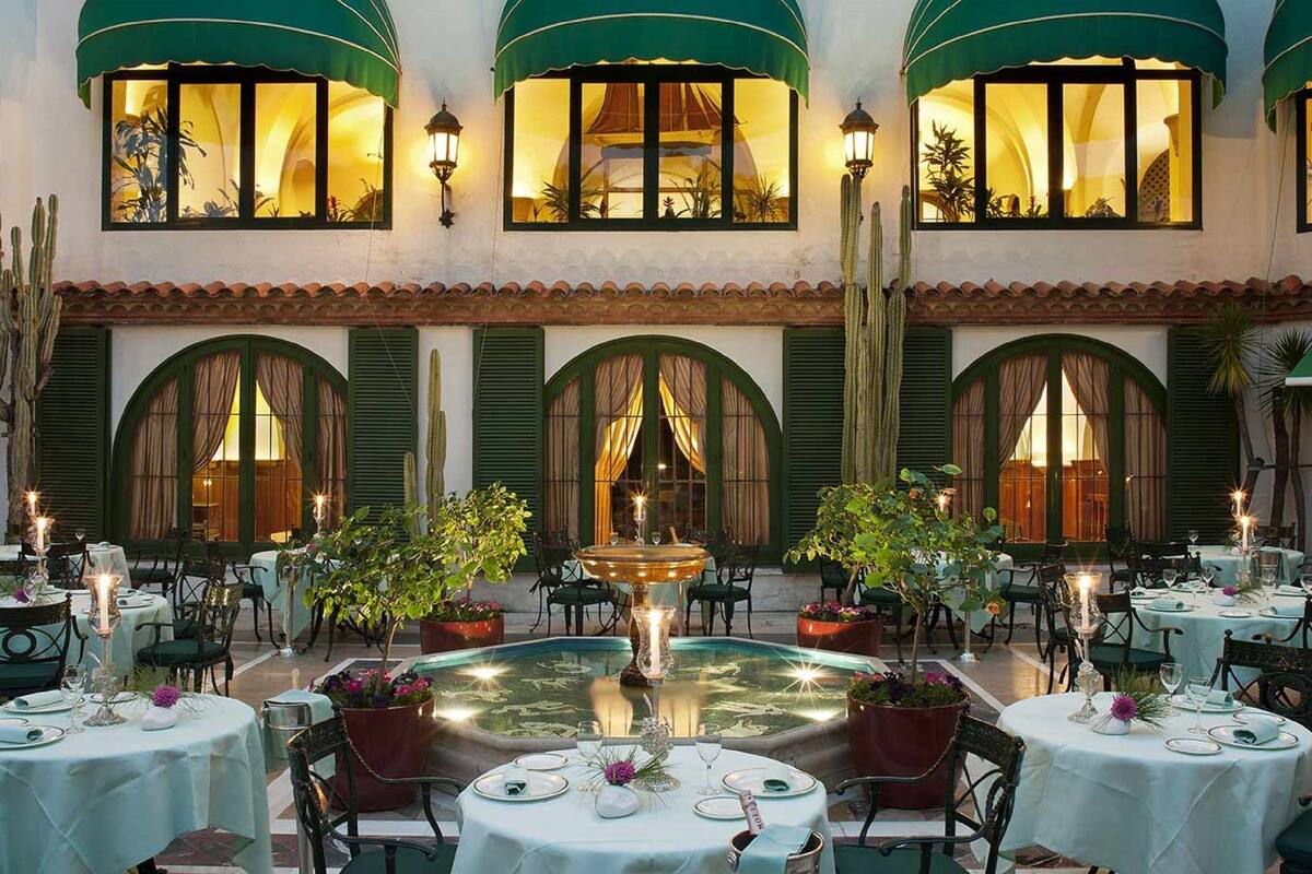 2 restaurants, lunch served