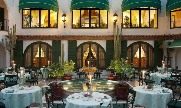 2 Restaurants; Mittagessen und Abendessen werden serviert