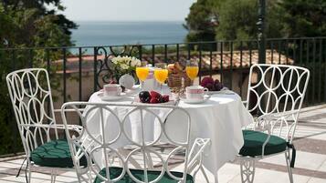 Se ofrece un desayuno bufé (20 EUR por persona)